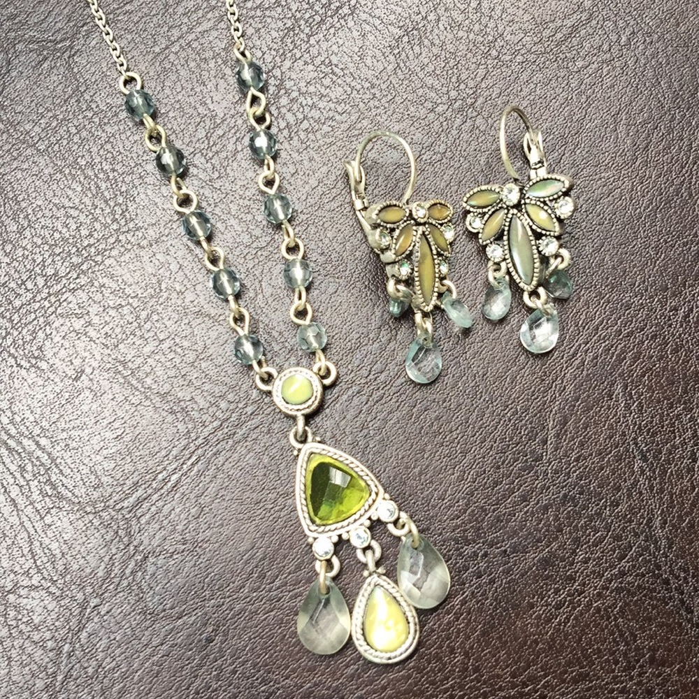 Beautiful necklace and earrings set